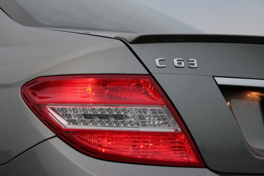  Mercedes-Benz C63 AMG 2009 года  (фото 26 из 32)